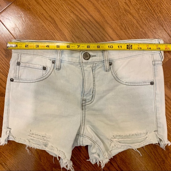 Free People light wash distressed shorts [raw hem, size 24] - Picture 6 of 6
